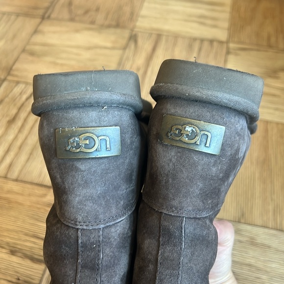 Chocolate Alber UGGs with Zipper (Size 6) - Picture 8 of 16